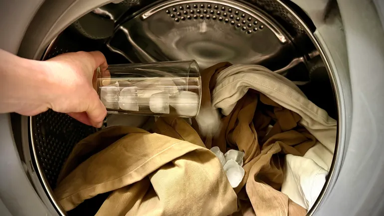 El Truco del Cubito de Hielo: Una Forma Práctica de Evitar Planchar ¡Imperdible!