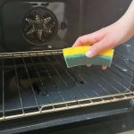 El Método de la Esponja para limpiar Parrillas de Horno Sucias y con Incrustaciones El Método de la Esponja para limpiar Parrillas de Horno Sucias y con Incrustaciones