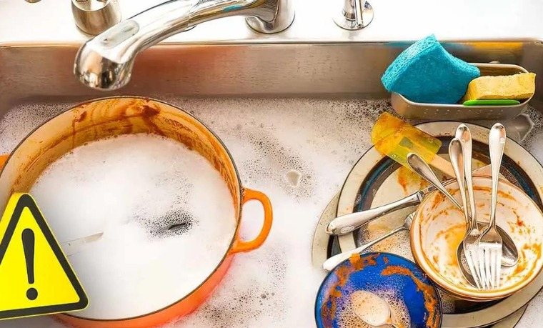 Las Peligrosas Consecuencias de Amontonar los Platos Sucios en el Fregadero