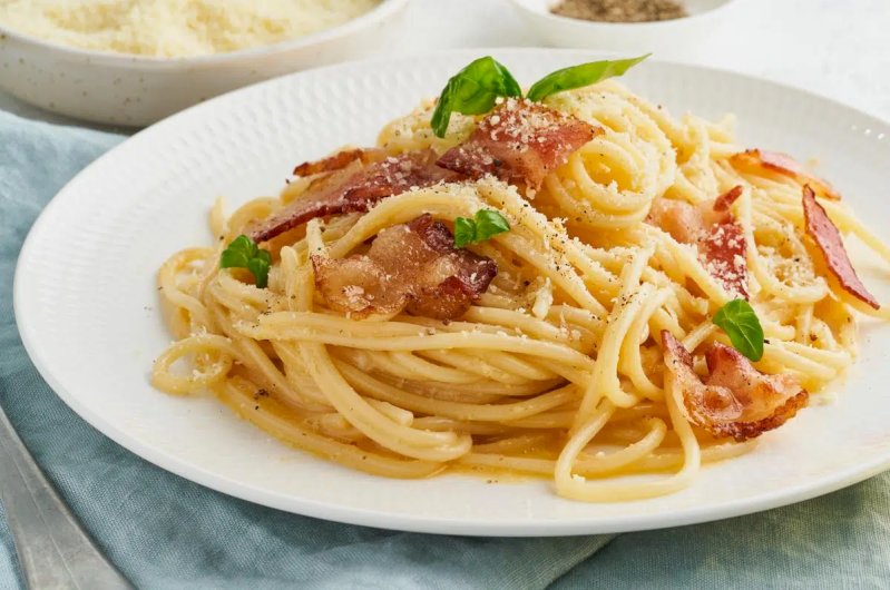 Espaguetis a la Carbonara: Un Clásico Italiano en tu mesa