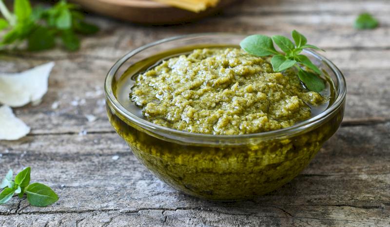 Cómo preparar Pesto para guardar y acompañar muchos platos