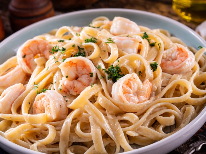 ¡Delicia Marina! Prepara esta Pasta Alfredo con Camarones y Deleita tus Sentidos