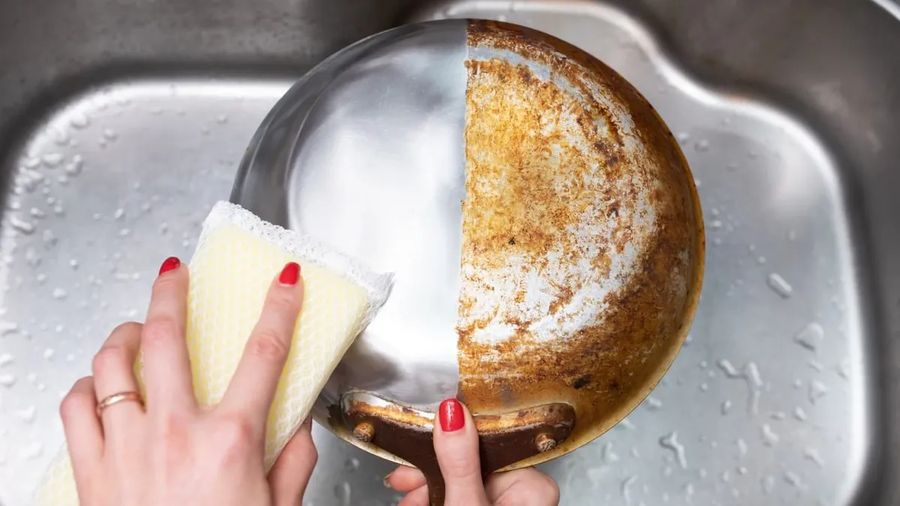 ¡Devuélvele el brillo a tus ollas quemadas con este truco casero!