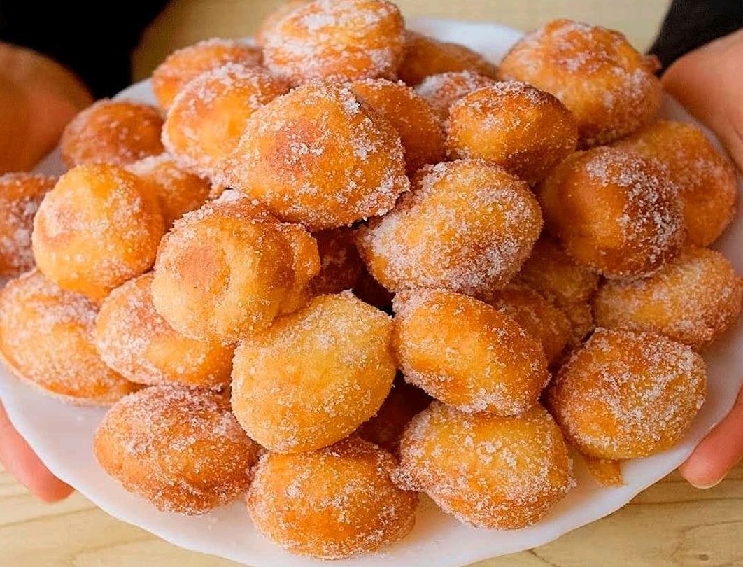 ¡Deliciosos Buñuelos de Viento! 🎉😋 Crujientes por fuera, suaves por dentro y cubiertos de azúcar.