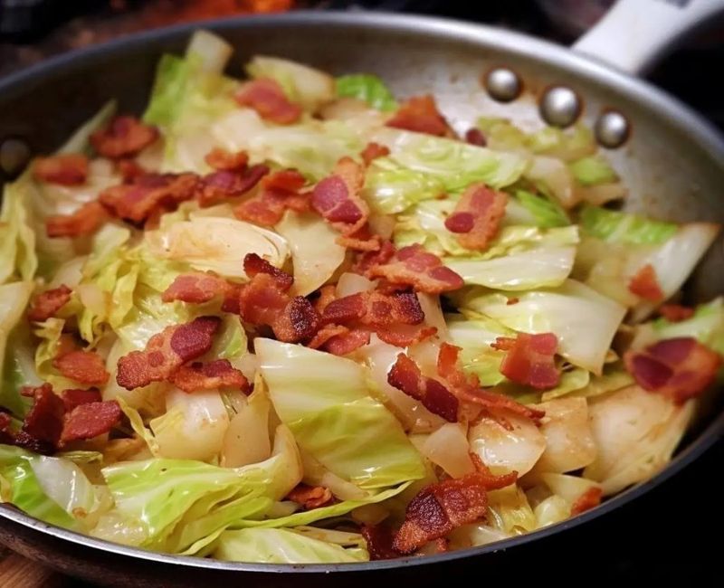 Col Salteada con Tocino Crujiente! Una Explosión de Sabor en Cada Bocado