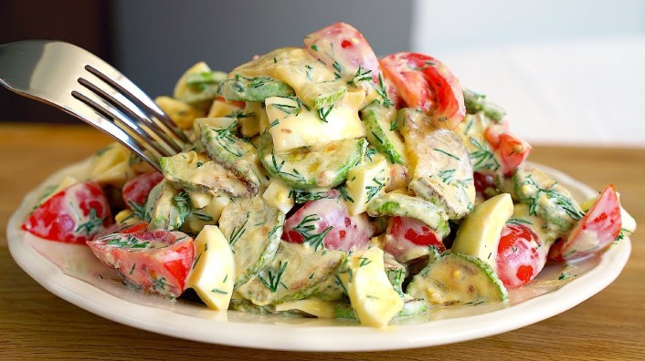 ¡Dale Sabor y Salud a Tu Día con Esta Ensalada de Calabacín, Huevos y Verduras!