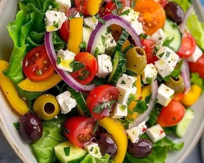 Ensalada Mediterránea de Queso Feta: Frescura y Sabor en Cada Bocado!
