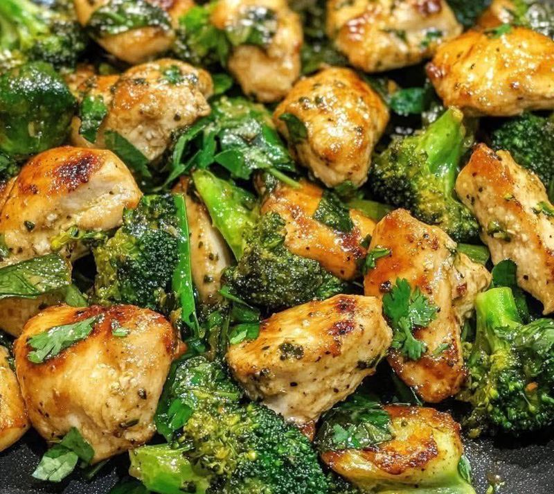 Pollo al Ajo con Brócoli y Espinacas: Una Cena Saludable en 20 Minutos