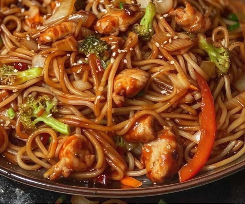 ¡Dale un Toque Oriental a Tu Cocina! Espagueti Estilo Chino con Pollo y Verduras