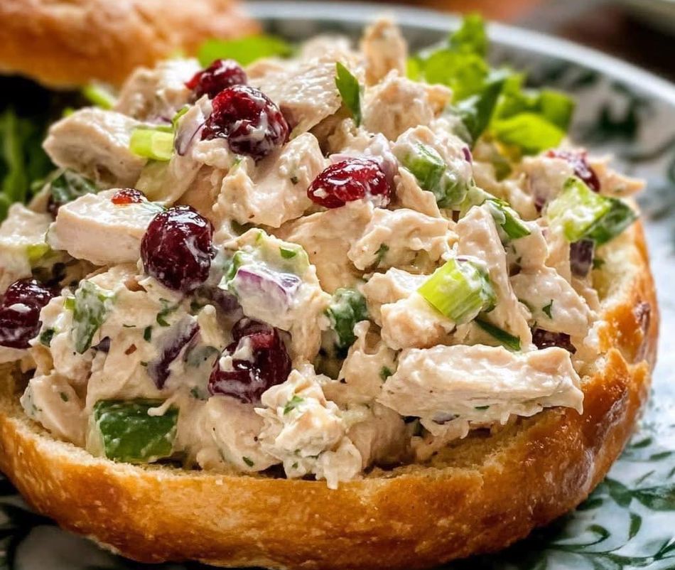 Arándanos y Pollo: Una Combinación Celestial en una Ensalada Refrescante