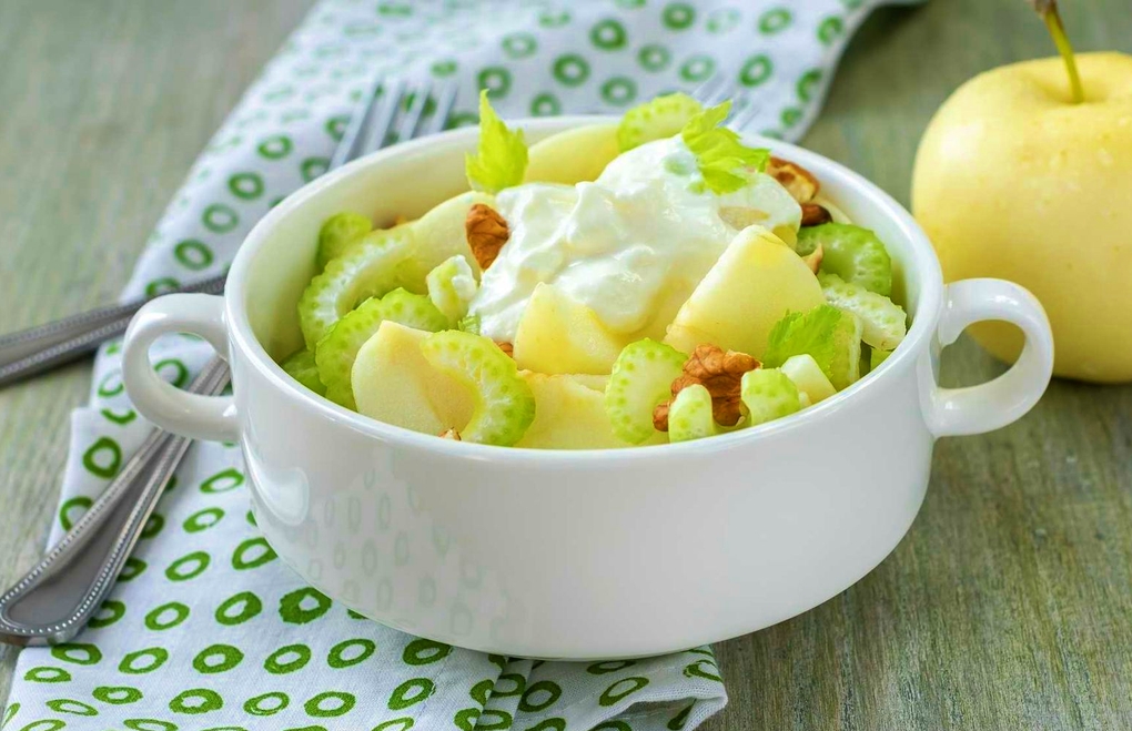 ¡Una Ensalada Saludable y Refrescante! Descubre esta Delicia de Manzana Verde, Apio y Yogur