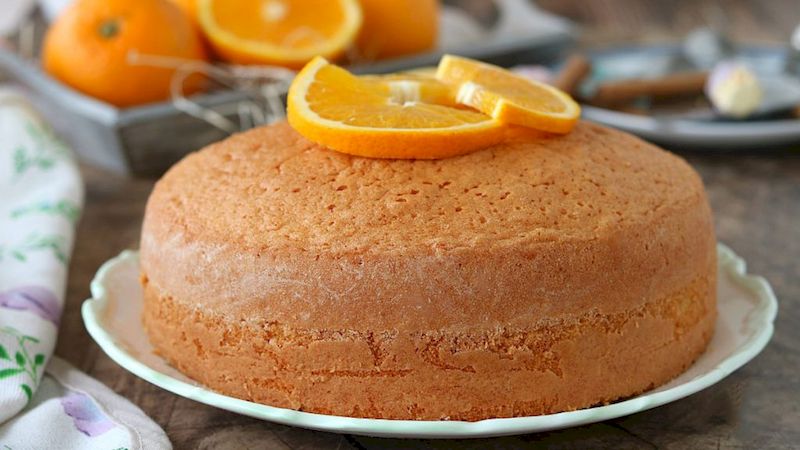 Bizcochuelo de naranja casero recién horneado