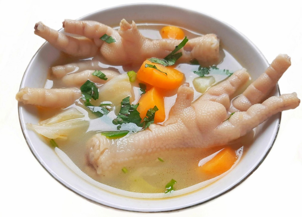 Caldo de Patas de Pollo: El Secreto Nutricional que Fortalece Articulaciones y Embellece tu Piel