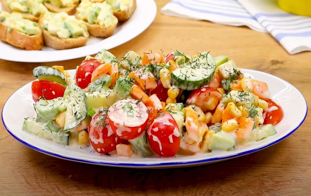 Ensalada fresca de aguacate, tomate y maíz: ¡Un festín saludable y lleno de sabor!