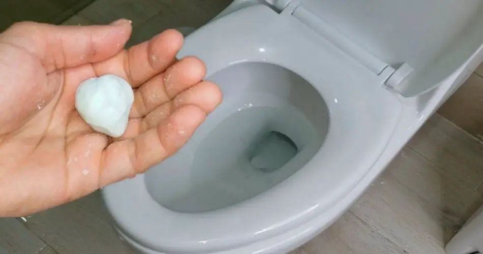 Añade 1 Bola al Inodoro: Hará Desaparecer el Olor, la Cal y las Manchas Amarillas anade-1-bola-al-inodoro-hara-desaparecer-el-olor-la-cal-y-las-manchas-amarillas-LIMPIEZA