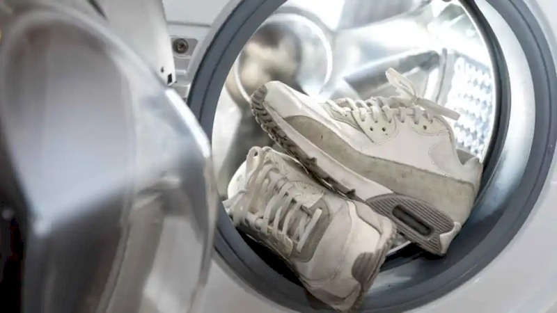 como-lavar-zapatillas-en-la-lavadora-sin-estropearlas-tenis-lavadora