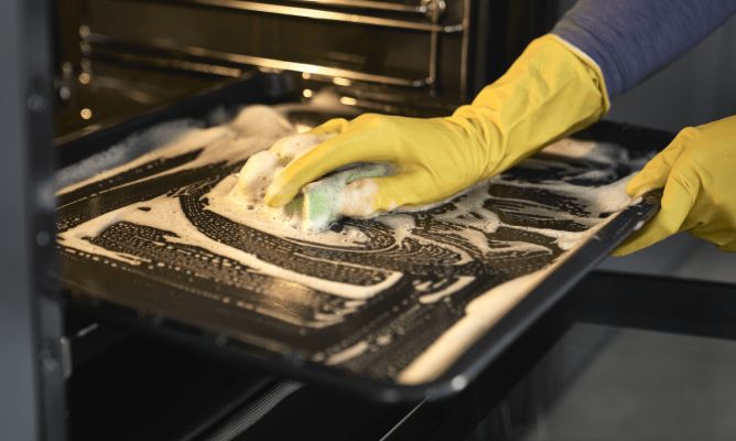 Cómo Limpiar la Bandeja del Horno (el Truco más Sencillo y Rápido) como-limpiar-la-bandeja-del-horno-el-truco-mas-sencillo-y-rapido-BANDEJA-HORNO