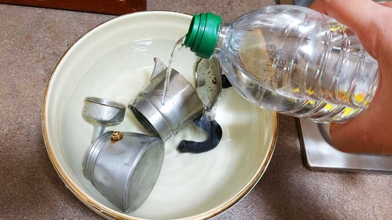 con-este-metodo-de-limpieza-la-cafetera-moka-se-pondra-como-nueva-y-el-cafe-estara-mas-sabroso-come-pulire-moka-1068x601-1