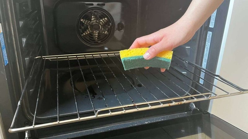 el-metodo-de-la-esponja-para-limpiar-parrillas-de-horno-sucias-e-incrustadas-revelado-Spugna-sulla-griglia