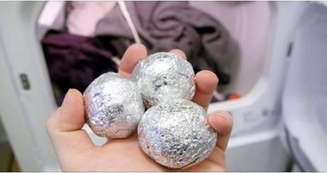 Ella Puso una Bola de Papel de Aluminio en su Secadora de Ropa. Sólo unas Pocas Personas Conocen Este Truco Impresionante! bolas de aluminio en lavadora