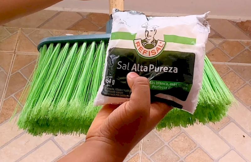por-que-hay-que-poner-sal-en-la-escoba-soluciona-uno-de-los-grandes-problemas-de-la-limpieza-de-casa-SAL-ESCOBA2