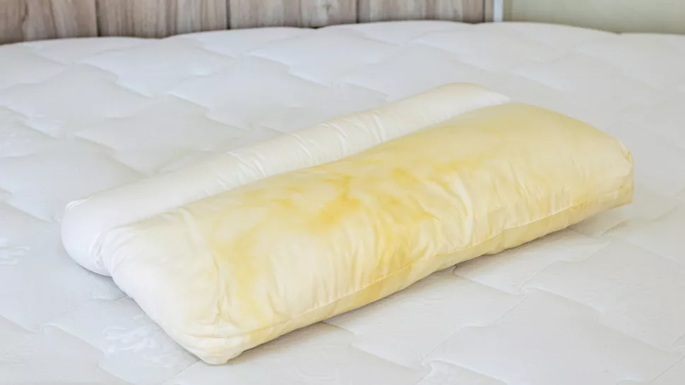 por-que-las-almohadas-se-vuelven-amarillas-y-que-hacer-para-evitarlo-almohada1