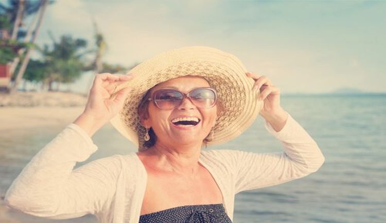 Antes se les Llamaba Cincuentonas, Ahora Cincuentañeras: ¡Viva la Mediana Edad! se-les-llamaba-cincuentonas-ahora-cincuentaneras-viva-la-mediana-edad-Mujer-feliz-de-mediana-edad-1