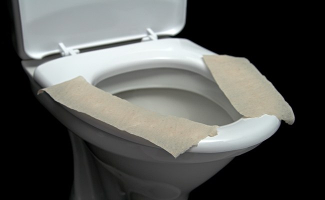 ¿Sirve de Algo Cubrir con Papel el Asiento del Inodoro? peligro inodoros