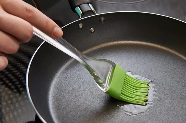 Truco Casero Sarten Vieja: Si la comida en la sartén se pega, ¡no la tires! Así puedes arreglarla y cocinar como de costumbre. truco-casero-sarten-vieja-si-la-comida-en-la-sarten-se-pega-no-la-tires-asi-puedes-arreglarla-y-cocinar-como-de-costumbre-sarten-arreglar-634x420-1