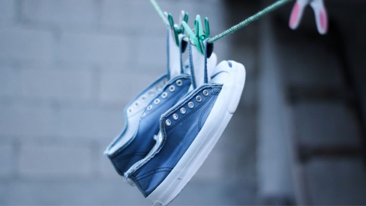 trucos-para-secar-los-zapatos-y-tenis-de-forma-rapida-TENIS-LAVAR